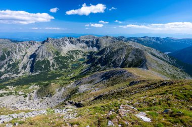 Musala dağından Rila dağlarının yaz manzarası. Bulgaristan ve Balkan Yarımadasının en yüksek zirvesi.