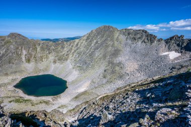 Rila dağlarının yaz manzarası. Bulgaristan ve Balkan Yarımadası 'nın en yüksek sıradağları. Ledenoto Gölü.