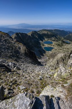 Rila dağlarının yaz manzarası. Bulgaristan ve Balkan Yarımadası 'nın en yüksek sıradağları.