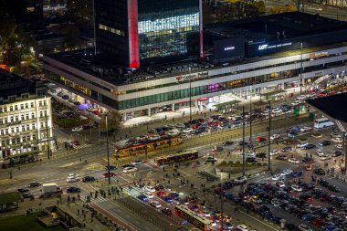Varşova, Polonya - 26 Ekim 2024: Kudüs Bulvarı ve Emilii Plater Caddesi kavşağında trafik.