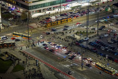 Varşova, Polonya - 26 Ekim 2024: Kudüs Bulvarı ve Emilii Plater Caddesi kavşağında trafik.