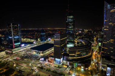 Varşova, Polonya - 26 Ekim 2024: Merkez Tren İstasyonu çevresindeki bölgenin akşam manzarası