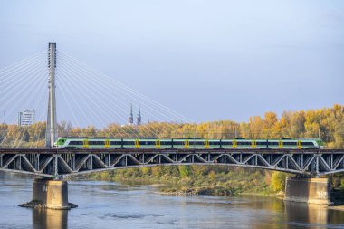 Varşova, Polonya - 26 Ekim 2024: Vistula Nehri üzerindeki Srednicowy Demiryolu Köprüsü 'nde bir tren.