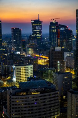 Varşova, Polonya - 26 Ekim 2024: Kültür ve Bilim Sarayı 'nın 30. katındaki gözlem güvertesinden batıya akşam manzarası.