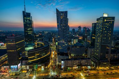 Varşova, Polonya - 26 Ekim 2024: Kültür ve Bilim Sarayı 'nın 30. katındaki gözlem güvertesinden batıya akşam manzarası.