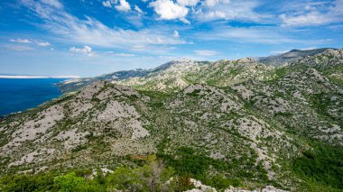Velebit Dağları 'ndaki Pakistan Ulusal Parkı manzarası. Hırvatistan 'ın en popüler seyahat beldelerinden biri. 