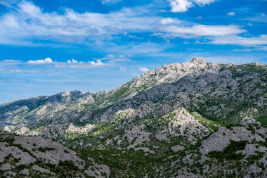 Velebit Dağları 'ndaki Pakistan Ulusal Parkı manzarası. Hırvatistan 'ın en popüler seyahat beldelerinden biri. 