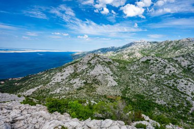 Velebit Dağları 'ndaki Pakistan Ulusal Parkı manzarası. Hırvatistan 'ın en popüler seyahat beldelerinden biri. 