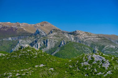 Velebit Dağları 'ndaki Pakistan Ulusal Parkı manzarası. Hırvatistan 'ın en popüler seyahat beldelerinden biri. 