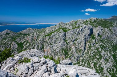 Velebit Dağları 'ndaki Pakistan Ulusal Parkı manzarası. Hırvatistan 'ın en popüler seyahat beldelerinden biri. 