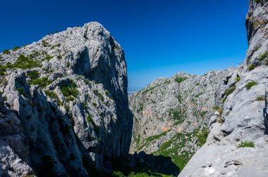 Velebit Dağları 'ndaki Pakistan Ulusal Parkı manzarası. Hırvatistan 'ın en popüler seyahat beldelerinden biri. 