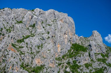 Velebit Dağları 'ndaki Pakistan Ulusal Parkı manzarası. Hırvatistan 'ın en popüler seyahat beldelerinden biri. 
