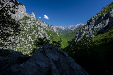 Velebit Dağları 'ndaki Pakistan Ulusal Parkı manzarası. Hırvatistan 'ın en popüler seyahat beldelerinden biri. 