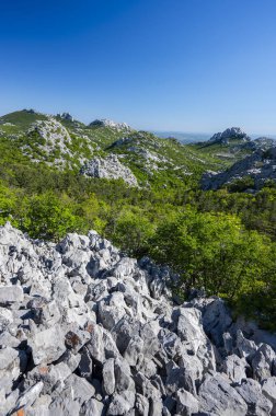 Velebit Dağları 'ndaki Pakistan Ulusal Parkı manzarası. Hırvatistan 'ın en popüler seyahat beldelerinden biri. 