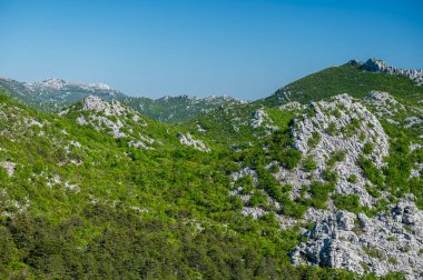 Velebit Dağları 'ndaki Pakistan Ulusal Parkı manzarası. Hırvatistan 'ın en popüler seyahat beldelerinden biri. 
