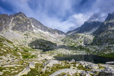 Tatra Dağları 'nın yaz manzarası. 5 Spis Lakes Vadisi, Slovakya.