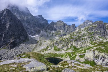 Tatra Dağları 'nın yaz manzarası. 5 Spis Lakes Vadisi, Slovakya.