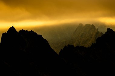 Rysy Tepesi 'nden Tatra Dağları' na dramatik bir gün doğumu..