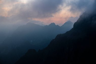 Rysy Tepesi 'nden Tatra Dağları' na dramatik bir gün doğumu..