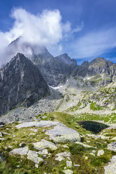 Tatra Dağları 'nın yaz manzarası. 5 Spis Lakes Vadisi, Slovakya.