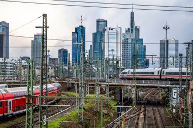 Frankfurt am Main, Almanya - 22 Aralık 2024: Tren raylarının arka planı ve Frankfurt Finans Bölgesi silueti