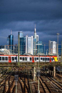 Frankfurt am Main, Almanya - 22 Aralık 2024: Tren raylarının arka planı ve Frankfurt Finans Bölgesi silueti