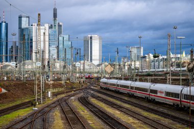Frankfurt am Main, Almanya - 22 Aralık 2024: Tren raylarının arka planı ve Frankfurt Finans Bölgesi silueti