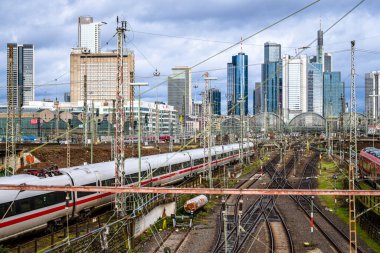 Frankfurt am Main, Almanya - 22 Aralık 2024: Tren raylarının arka planı ve Frankfurt Finans Bölgesi silueti