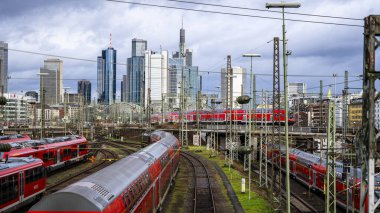 Frankfurt am Main, Almanya - 22 Aralık 2024: Tren raylarının arka planı ve Frankfurt Finans Bölgesi silueti