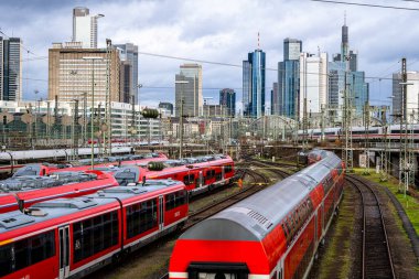 Frankfurt am Main, Almanya - 22 Aralık 2024: Tren raylarının arka planı ve Frankfurt Finans Bölgesi silueti