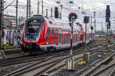 Frankfurt am Main, Almanya - 22 Aralık 2024: Frankfurt Tren İstasyonu yakınlarındaki tren rayları, şalterler ve sinyaller.