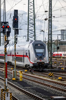 Frankfurt am Main, Almanya - 22 Aralık 2024: Frankfurt Tren İstasyonu yakınlarındaki tren rayları, şalterler ve sinyaller.