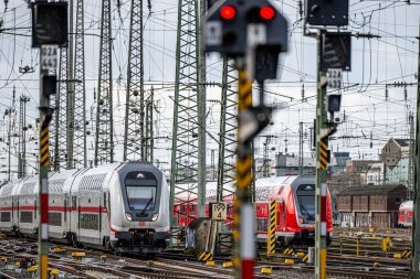 Frankfurt am Main, Almanya - 22 Aralık 2024: Frankfurt Tren İstasyonu yakınlarındaki tren rayları, şalterler ve sinyaller.