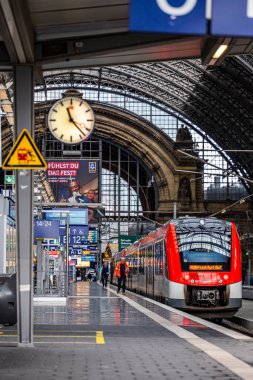 Frankfurt am Main, Almanya - 22 Aralık 2024: Frankfurt Ana İstasyonu, Frankfurt (Ana) Hauptbahnhof.