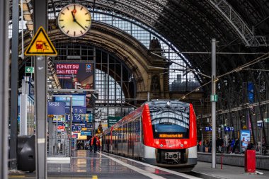 Frankfurt am Main, Almanya - 22 Aralık 2024: Frankfurt Ana İstasyonu, Frankfurt (Ana) Hauptbahnhof.