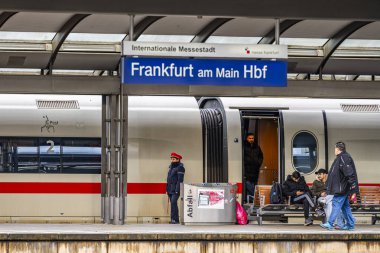 Frankfurt am Main, Almanya - 22 Aralık 2024: Frankfurt 'un ana tren istasyonu, Frankfurt (Ana) Hauptbahnhof' taki yolcular.