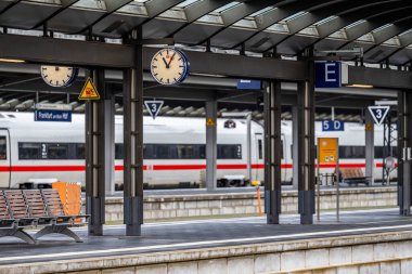 Frankfurt am Main, Almanya - 22 Aralık 2024: Frankfurt Ana İstasyonu, Frankfurt (Ana) Hauptbahnhof.
