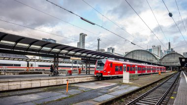 Frankfurt am Main, Almanya - 22 Aralık 2024: Frankfurt Ana İstasyonu, Frankfurt (Ana) Hauptbahnhof.
