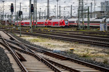 Frankfurt am Main, Almanya - 22 Aralık 2024: Frankfurt Tren İstasyonu yakınlarındaki tren rayları, şalterler ve sinyaller.