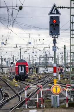 Frankfurt am Main, Almanya - 22 Aralık 2024: Frankfurt Tren İstasyonu yakınlarındaki tren rayları, şalterler ve sinyaller.