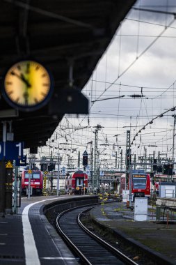 Frankfurt am Main, Almanya - 22 Aralık 2024: Frankfurt Tren İstasyonu yakınlarındaki tren rayları, şalterler ve sinyaller.