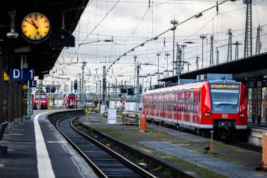 Frankfurt am Main, Almanya - 22 Aralık 2024: Frankfurt Ana İstasyonu, Frankfurt (Ana) Hauptbahnhof.