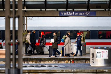 Frankfurt am Main, Almanya - 22 Aralık 2024: Frankfurt 'un ana tren istasyonu, Frankfurt (Ana) Hauptbahnhof' taki yolcular.