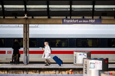 Frankfurt am Main, Almanya - 22 Aralık 2024: Frankfurt 'un ana tren istasyonu, Frankfurt (Ana) Hauptbahnhof' taki yolcular.