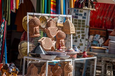 Douz, Tunus - 09 Kasım 2024: Geleneksel Tunus hatıralarıyla sokak pazarı, The Souk of Douz.