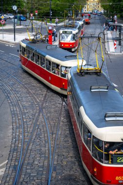 Prag, Çek Cumhuriyeti - 02 Mayıs 2025: Prag 'ın merkezindeki tramvay