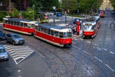 Prag, Çek Cumhuriyeti - 02 Mayıs 2025: Prag 'ın merkezindeki tramvay