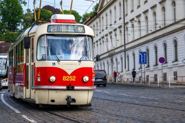 Prag, Çek Cumhuriyeti - 02 Mayıs 2025: Prag 'ın merkezindeki tramvay
