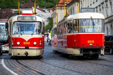 Prag, Çek Cumhuriyeti - 02 Mayıs 2025: Prag 'ın merkezindeki tramvay
