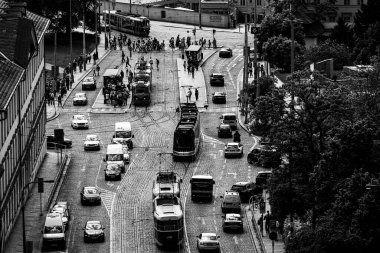 Prag, Çek Cumhuriyeti - 02 Mayıs 2025: Prag trafiğinin siyah beyaz fotoğrafı.